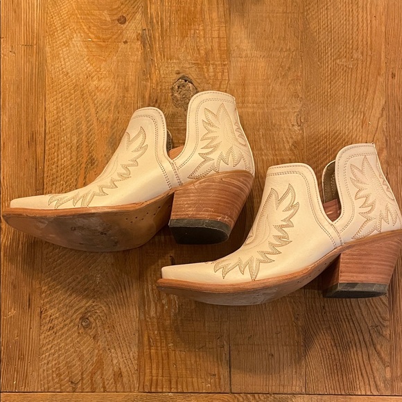 Ariat Stylish Cream Western Ankle Boots - Picture 4 of 8